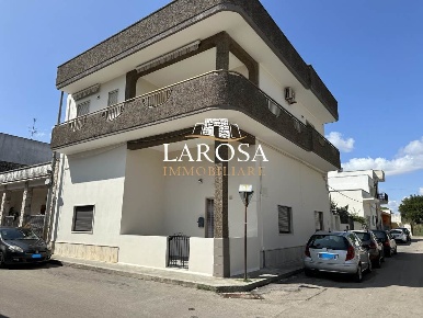 Foto Villa bifamiliare a Melendugno Centro di 400 m² con 15 locali