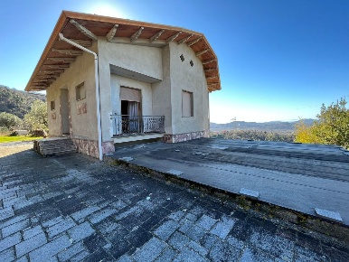 Foto Villa unifamiliare a Santo Stefano di Magra di 260 m² con 8 locali