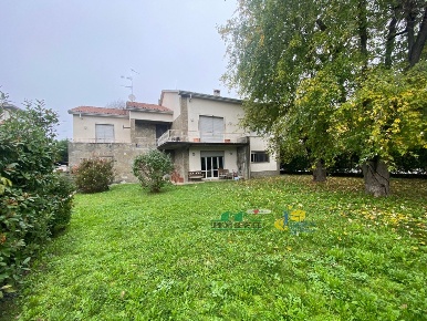 Foto Villa unifamiliare in Via Giosuè Carducci 3, Medesano Centro di 430 m²