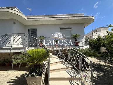 Foto Villa singola a Melendugno Centro di 320 m² con 5 locali in vendita