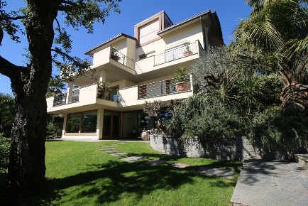 Foto Villa unifamiliare a Inverigo Centro di 690 m² con 20 locali