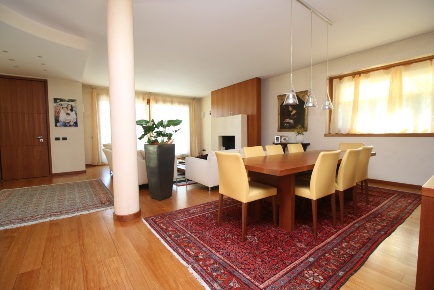 Foto Villa unifamiliare a Inverigo Centro di 690 m² con 20 locali