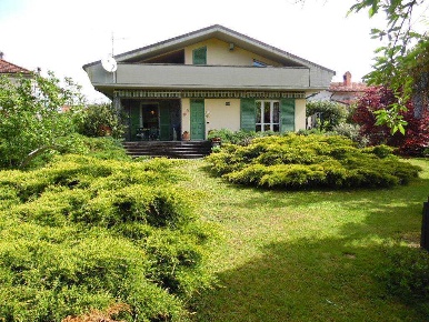 Foto Villa unifamiliare in VIA MATTEOTTI, Aulla di 512 m² con 9 locali