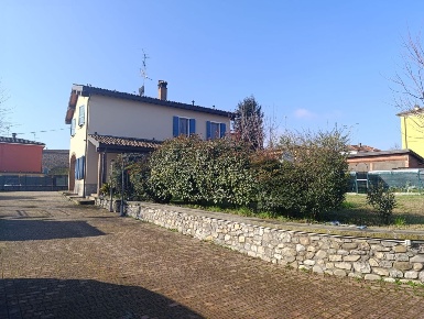 Foto Villa bifamiliare a Medesano di 237 m² con 9 locali in vendita