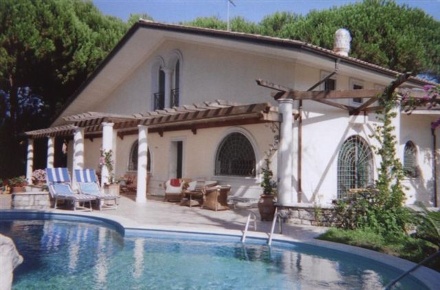 Foto Villa unifamiliare a Montignoso Cinquale di 300 m² con 10 locali