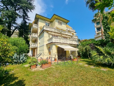 Foto Appartamento in Via Romana 88, Bordighera Centro di 161 m² in vendita