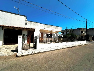 Foto Villa unifamiliare a Melendugno Borgagne di 182 m² con 6 locali