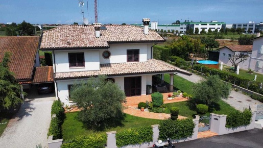 Foto Villa unifamiliare in via bellini  3, Gatteo di 400 m² con 12 locali