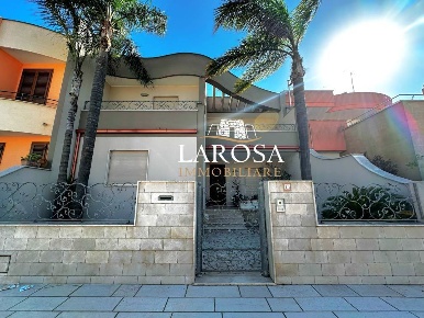 Foto Villa unifamiliare a Melendugno Centro di 266 m² con 7 locali