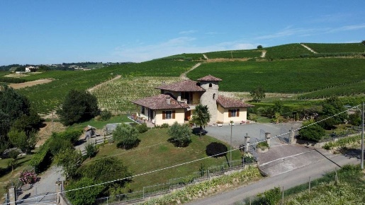 Foto Villa unifamiliare in strada Canelli, Nizza Monferrato di 583 m²
