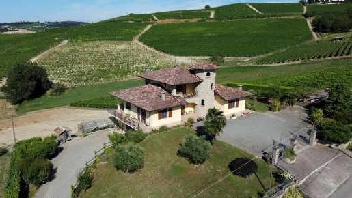 Foto Villa unifamiliare in strada Canelli, Nizza Monferrato di 583 m²
