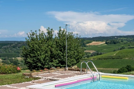 Foto Villa unifamiliare a Canelli di 325 m² con 11 locali in vendita