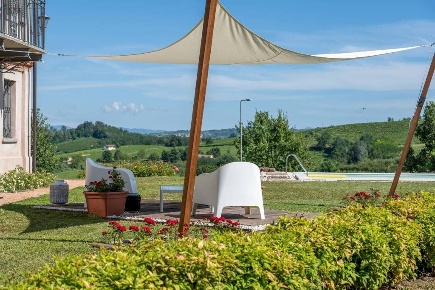 Foto Villa unifamiliare a Canelli di 325 m² con 11 locali in vendita