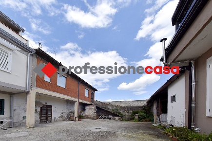 Foto Appartamento in Via De Matteis 9, Macerata Campania Centro di 221 m²