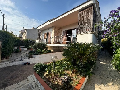Foto Villa unifamiliare in Via BRUNO BUOZZI 26, Lizzano Centro di 200 m²