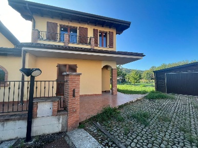 Foto Villa bifamiliare in Via SAN SALUTO 52, Broni di 150 m² con 5 locali