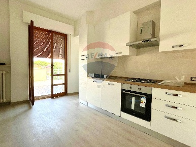Foto Appartamento a Jesi Via Gramsci di 135 m² con 7 locali in affitto