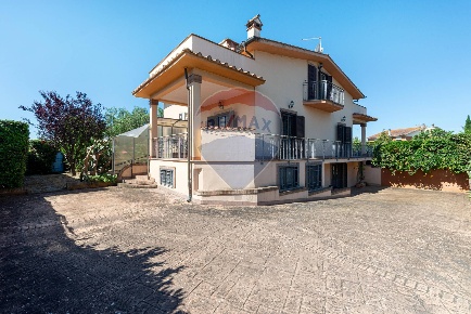 Foto Villa singola in via Napoli, Fiano Romano di 280 m² con 6 locali
