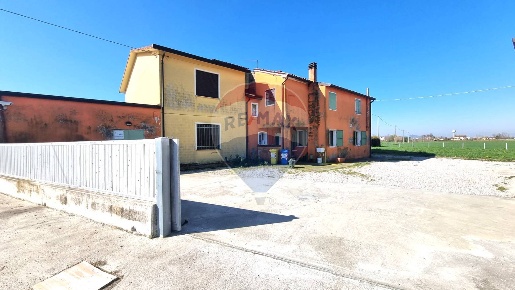 Foto Appartamento in Via Della Pace, Mestrino di 300 m² con 6 locali