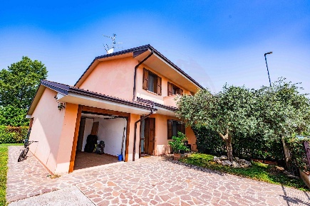 Foto Villa a schiera in Via Lazzaretto, Castel Mella di 126 m² con 5 locali