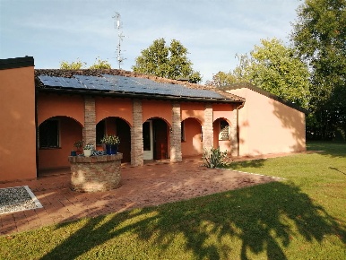 Foto Villa unifamiliare a Soliera di 235 m² con 10 locali in vendita