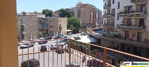 Foto Appartamento a Palermo di 100 m² con 4 locali in vendita
