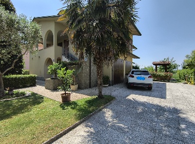 Foto Villa bifamiliare a Nonantola Centro di 360 m² con 13 locali