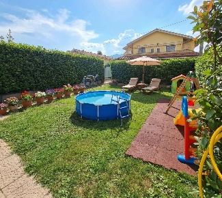 Foto Appartamento a Massa Marina di Massa Centro di 86 m² con 3 locali