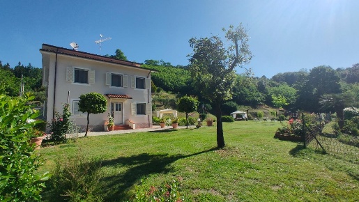 Foto Villa unifamiliare a Camaiore Camaiore Paese di 200 m² con 10 locali