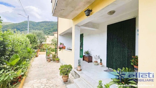 Foto Villa bifamiliare a Massa Mirteto di 125 m² con 5 locali in vendita