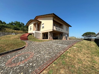 Foto Villa unifamiliare a Lucca Balbano di 270 m² con 5 locali in vendita