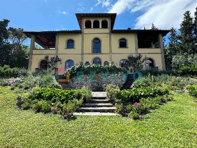 Foto Villa unifamiliare a Fiesole di 456 m² con 10 locali in affitto