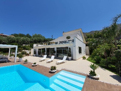 Foto Villa unifamiliare a Palermo Villagrazia di 500 m² con 9 locali