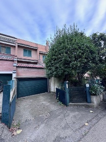 Foto Villa a schiera a Sasso Marconi Borgonuovo di 270 m² con 10 locali