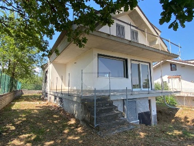 Foto Villa unifamiliare in VIA TORE, Minturno di 250 m² con 11 locali