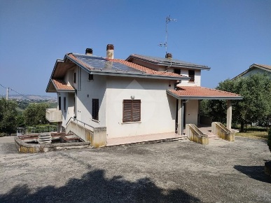 Foto Villa unifamiliare in Strada Provinciale 18, Teramo di 300 m²