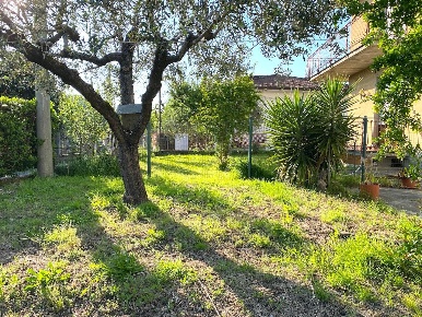 Foto Villa bifamiliare a Massa Romagnano di 90 m² con 5 locali in vendita