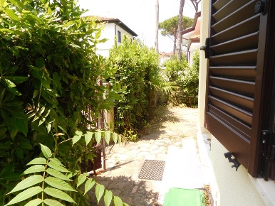 Foto Villa bifamiliare a Montignoso Cinquale di 85 m² con 5 locali