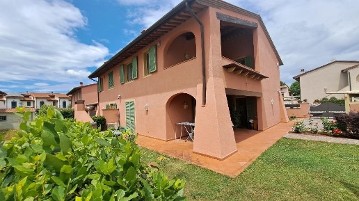 Foto Villa bifamiliare a Calcinaia Centro di 160 m² con 8 locali in vendita