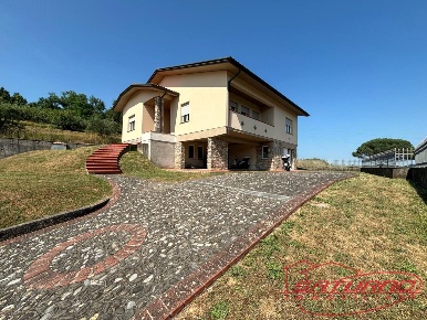 Foto Villa unifamiliare a Lucca Balbano di 270 m² con 5 locali in vendita