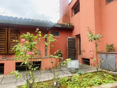 Foto Appartamento in Via Montegallo, Osimo di 410 m² con 10 locali