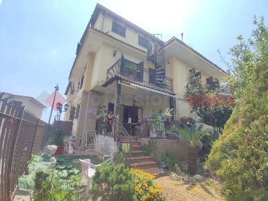 Foto Villa unifamiliare in Montagna Spaccata, Napoli Pianura di 250 m²