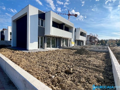 Foto Villa a schiera in Via Rebucci, Carpi Cibeno di 187 m² con 5 locali