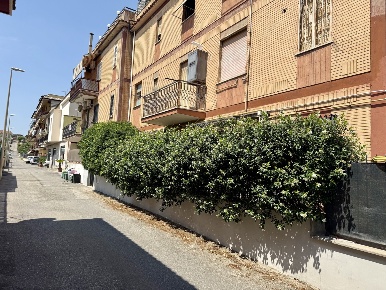 Foto Appartamento in Via Legnano 73, Roma Morena di 87 m² con 3 locali