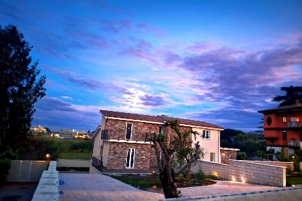 Foto Villa unifamiliare in via tuscolana, Frascati di 220 m² con 5 locali