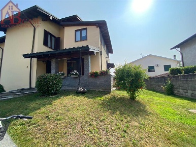Foto Villa unifamiliare in via mazzini, Gambolò Centro di 210 m² in vendita