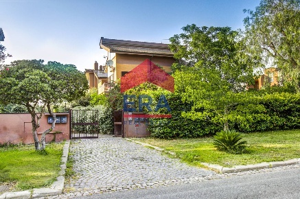Foto Villa a schiera in Via Sofocle, Roma Axa di 265 m² con 5 locali