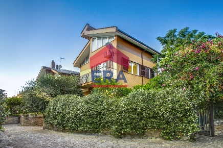 Foto Villa a schiera in Via Sofocle, Roma Axa di 265 m² con 5 locali