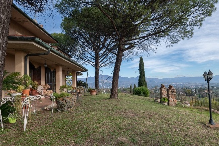 Foto Villa singola in via Romitorio, Mentana di 360 m² con 9 locali