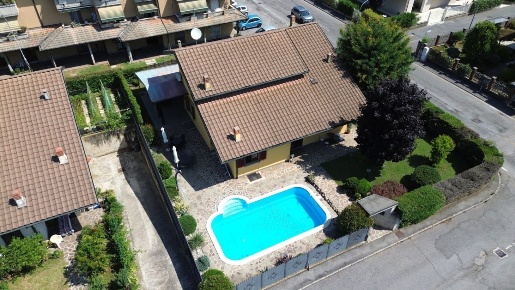 Foto Villa singola in Via Pioppi 2, Chiari Centro di 293 m² con 12 locali